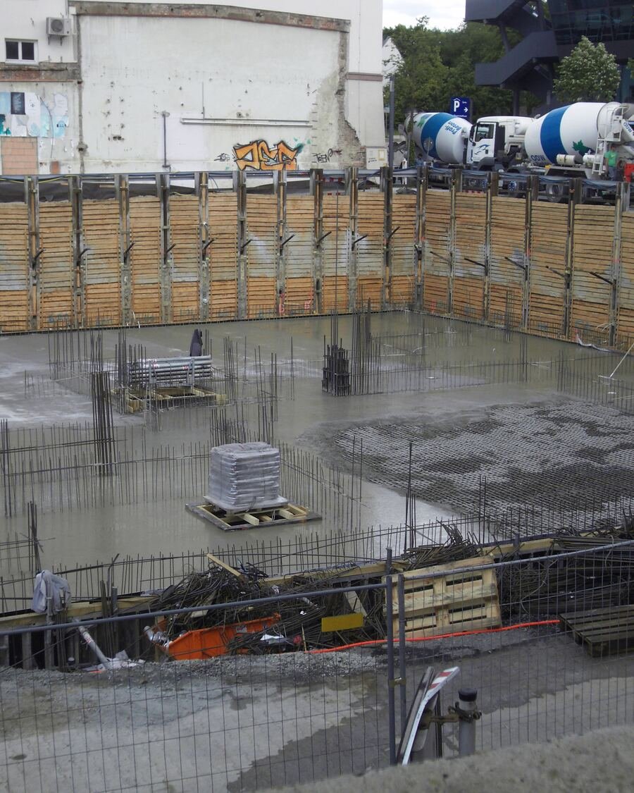 Betonagem de uma laje de fundação armada numa obra.