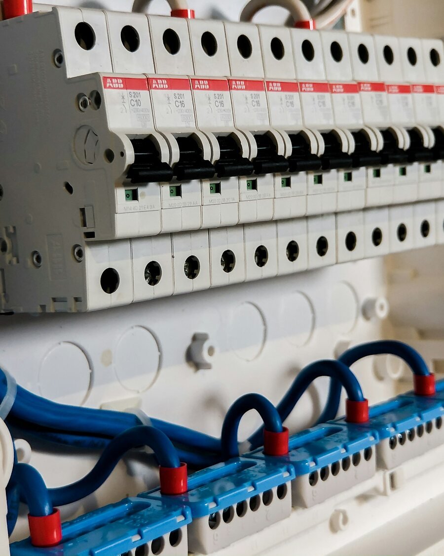 Quadro elétrico novo com disjuntores e diferenciais montados em calha.