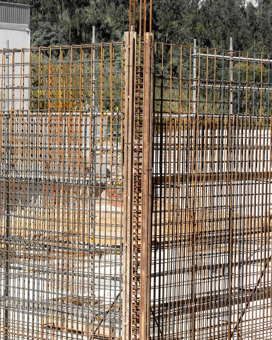 Armaduras de ferro de paredes e pilares, prontas para a cofragem e a betonagem.