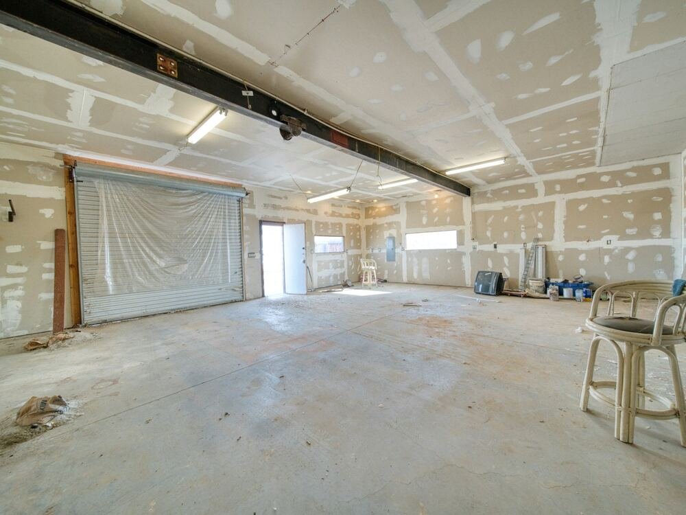 Sala com paredes em gesso cartonado com as juntas a ser tratadas.
