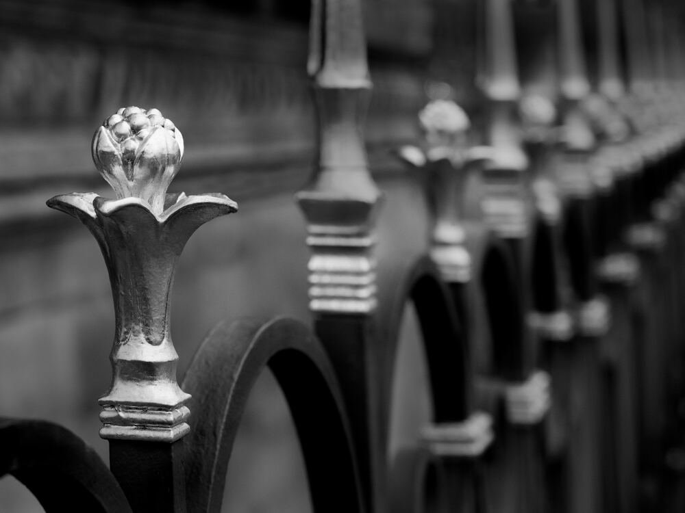 Gradeamento metálico decorativo em pormenor.