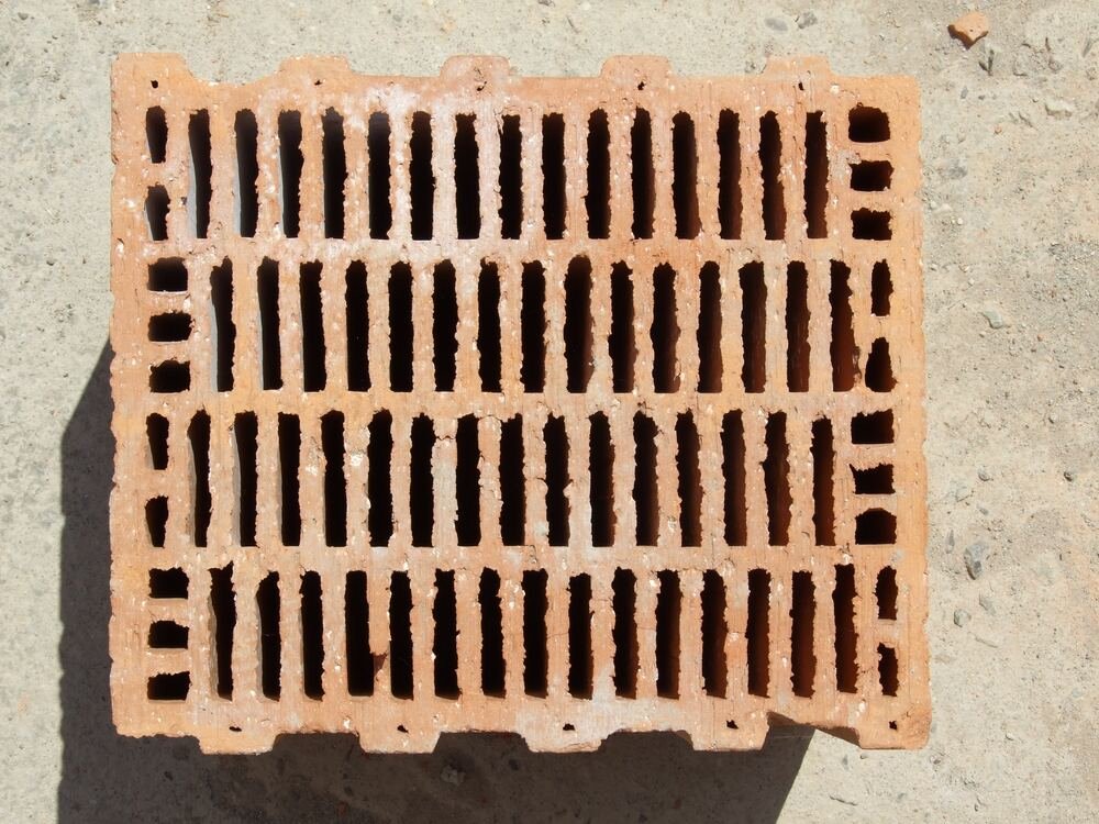 Bloco cerâmico térmico visto de cima, com muitos alvéolos.