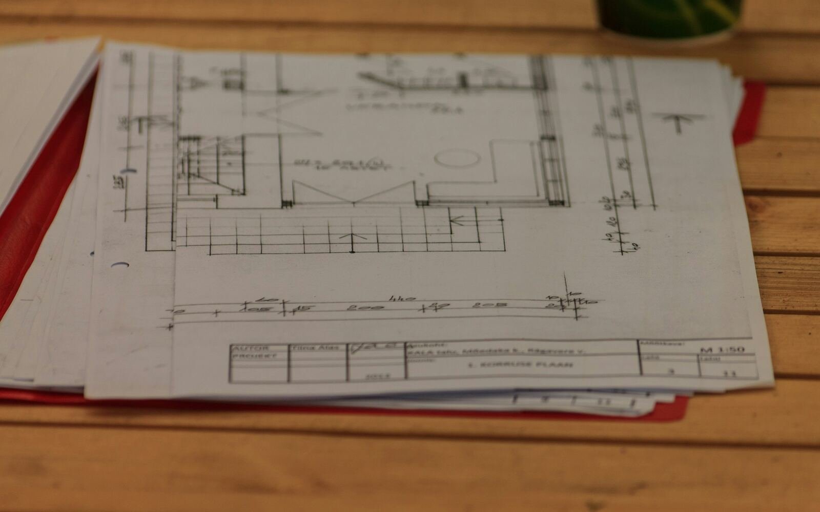 Plantas e documentos de um projeto sobre a mesa.