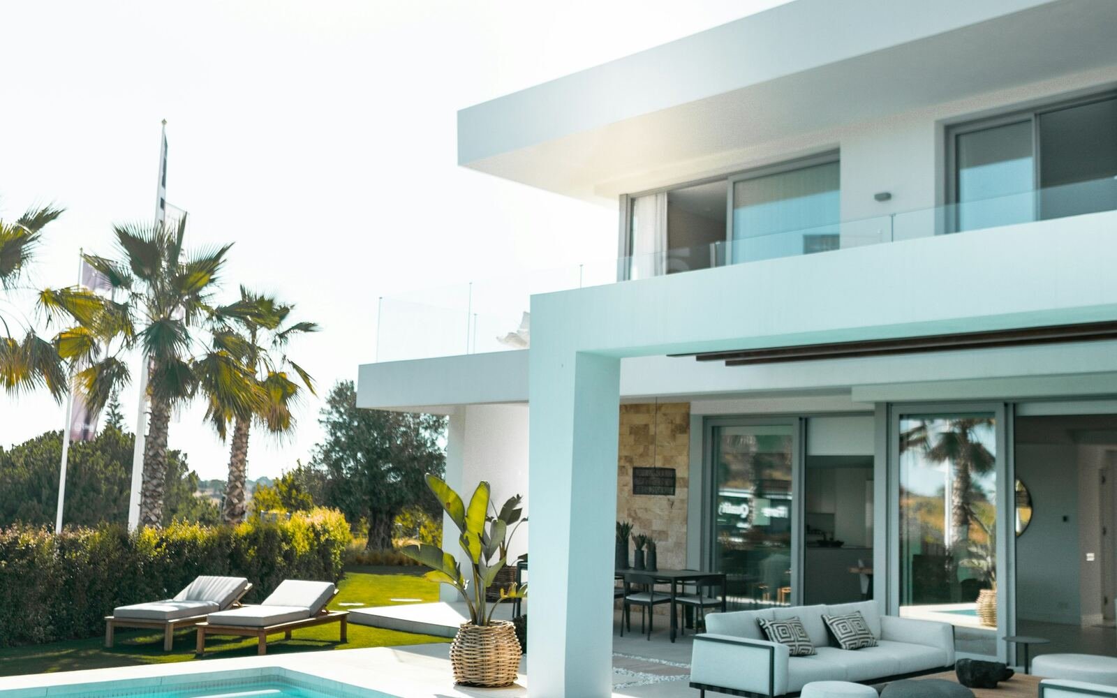 Moradia contemporânea com piscina de água azul e espreguiçadeiras.