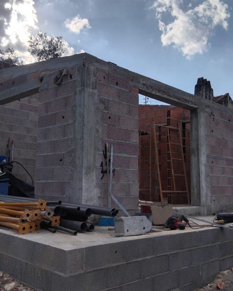 Paredes em tijolo térmico com pilares e lintéis de betão, numa moradia em obra da nossa equipa.