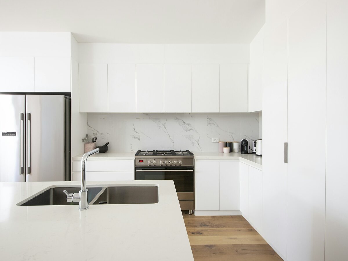 Cozinha moderna, portas e roupeiros